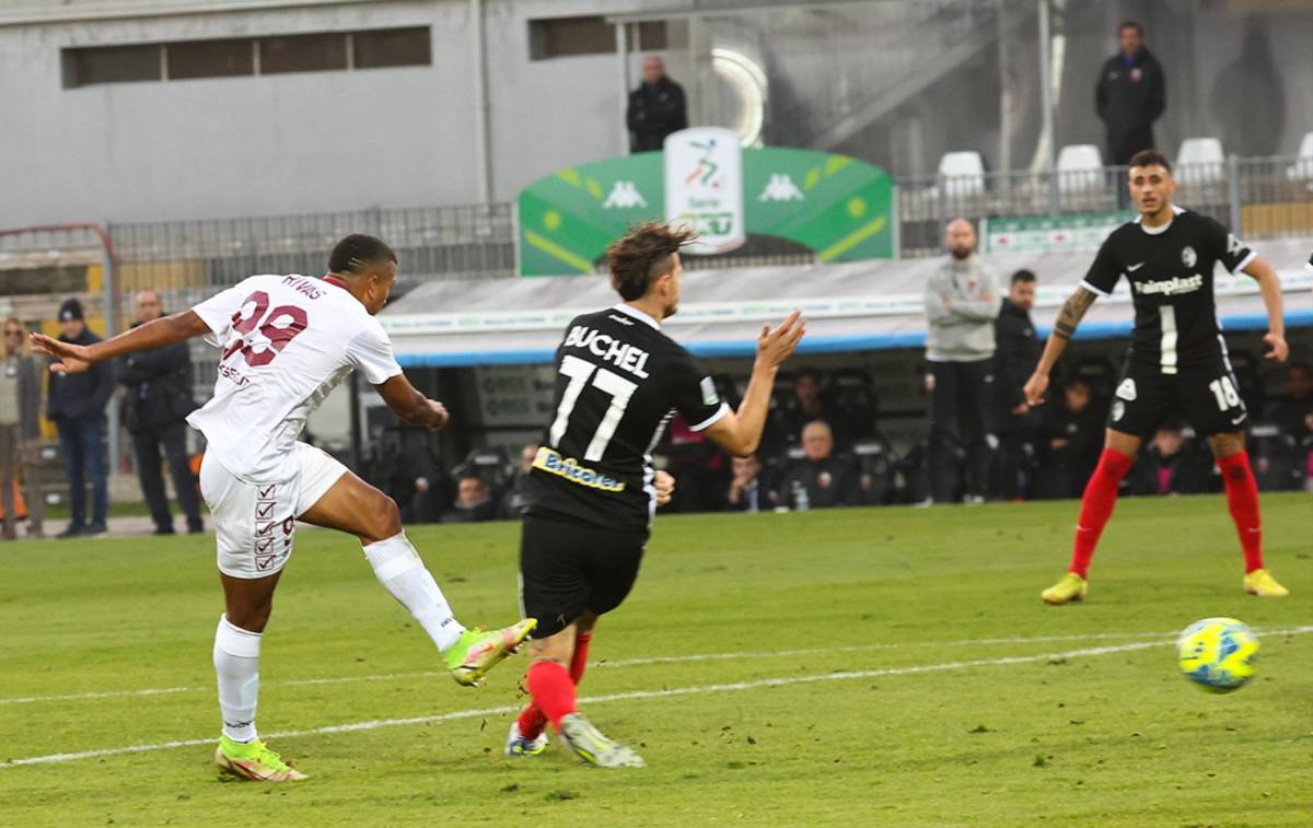 Rigo Rivas se luce con golazo y pone en la cima a la Reggina