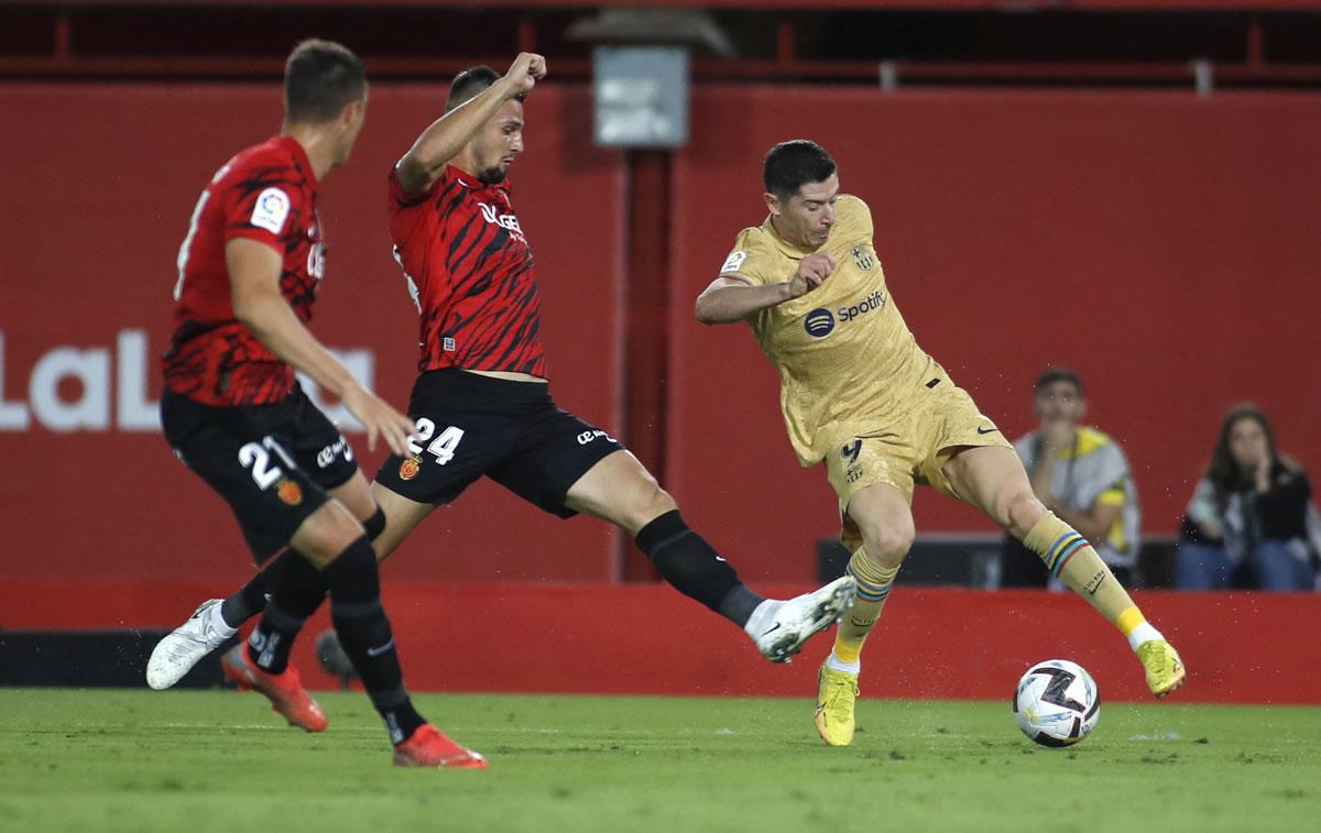 Robert Lewandowski eludiendo la marca del defensa Martin Valjent para luego marcar su golazo.