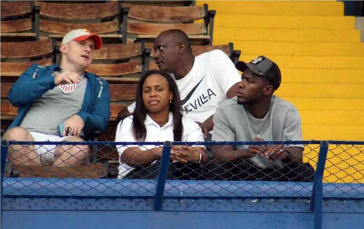 Maynor Figueroa y Sandra Norales en Guatemala observando a su hijo Keyrol.