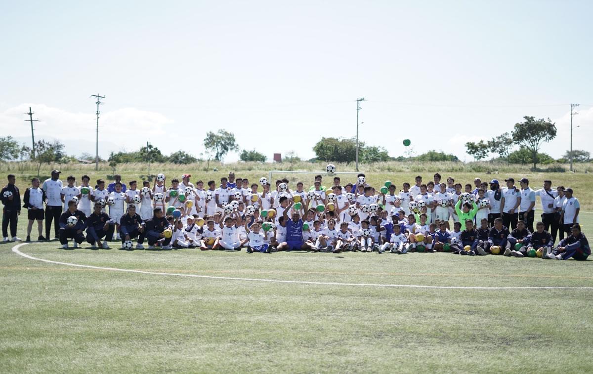 Los futbolistas hondureños posaron con los niños en el evento.
