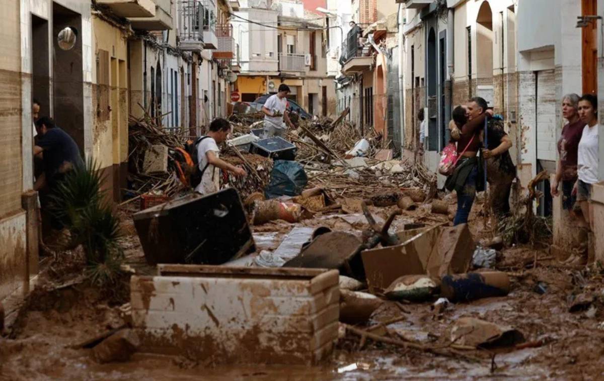 Varias personas trabajan en las labores de limpieza y desescombro en Paiporta, Valencia.