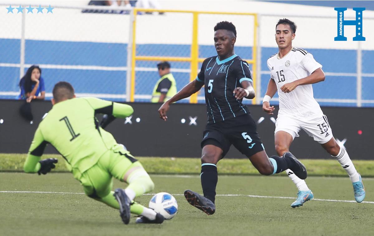 El portero tico Byron Mora salió a tiempo para quitarle el balón al catracho Jeffry Miranda.