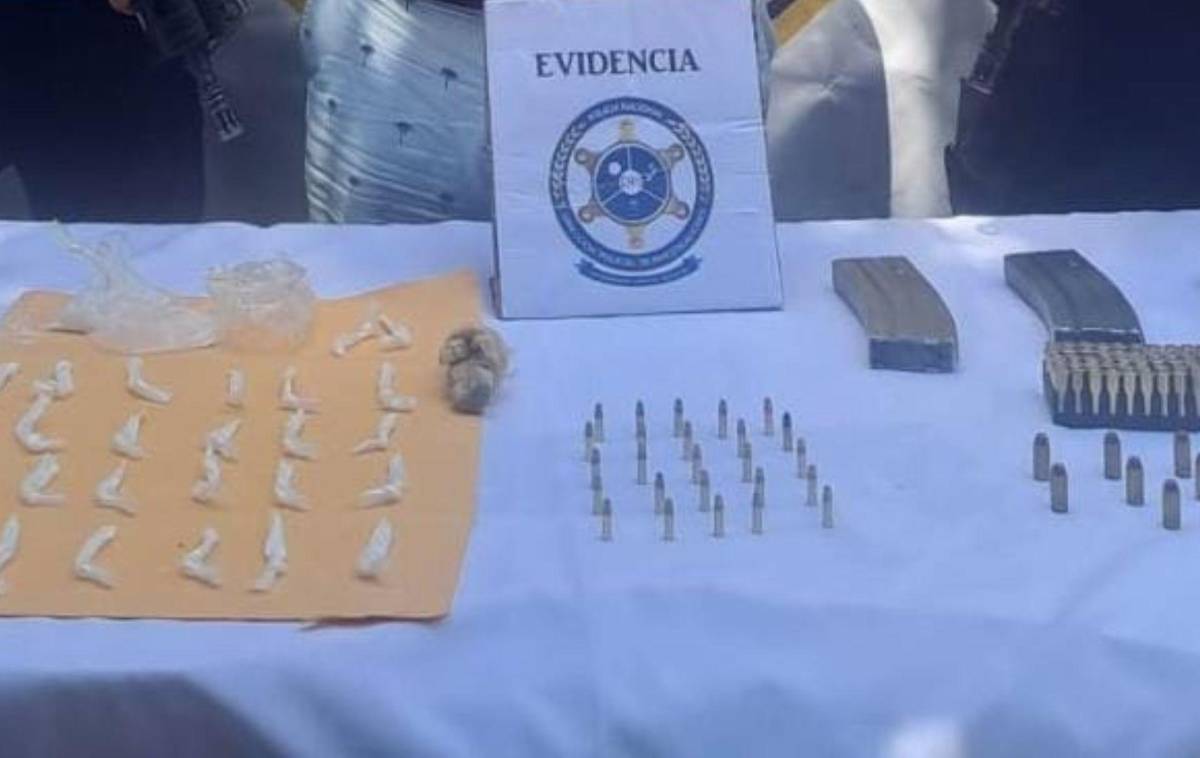 Munición y supuesta droga encontrada dentro de la vivienda donde fue requerido por la Policía.