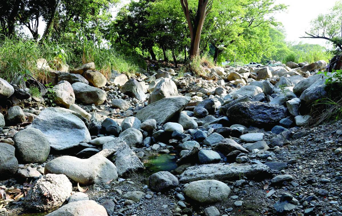 La concesionaria ya está haciendo uso de cisternas para abastecer a miles de personas de sitios donde el consumo es 100% subterráneo, situación que no se había vivido en décadas.