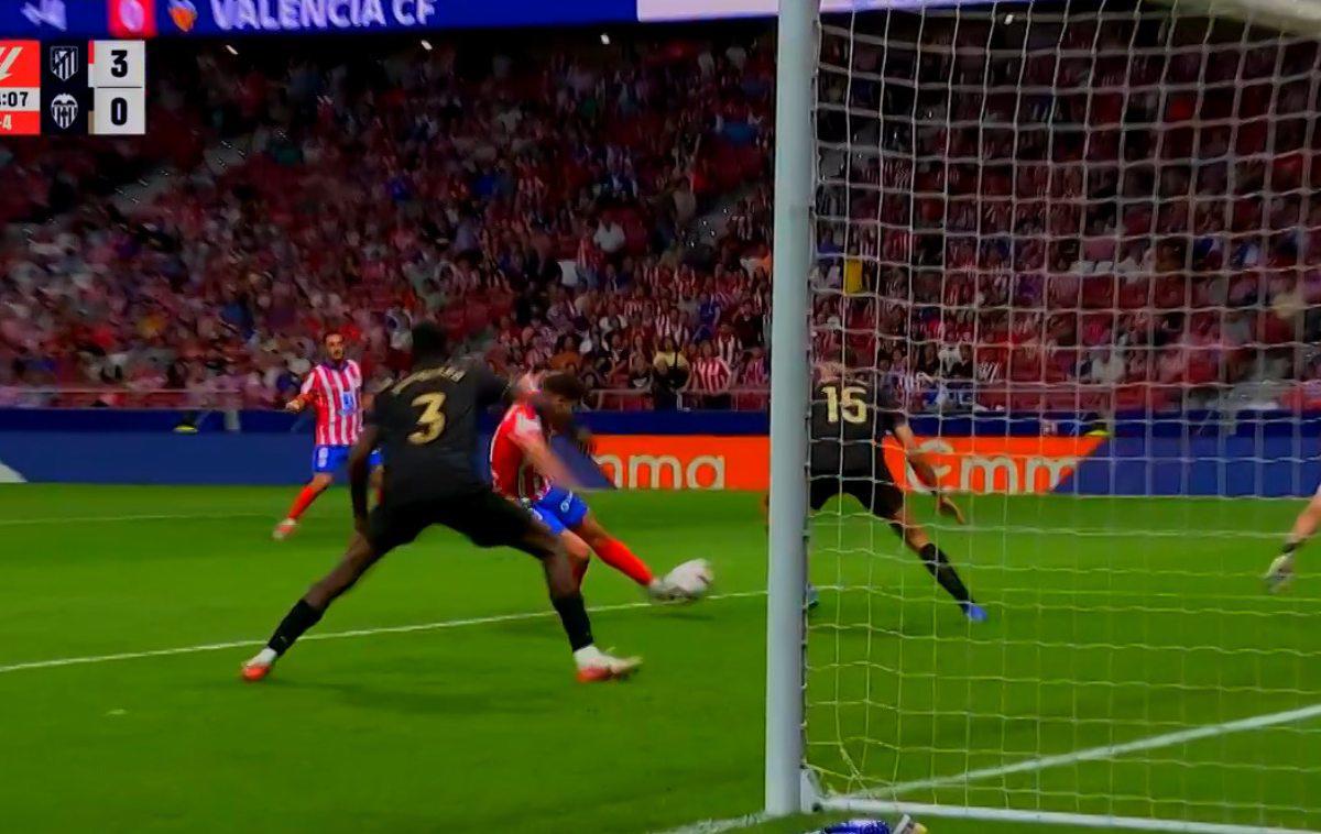 El zurdazo de Julián en el área chica para mandar el balón al fondo de las redes.