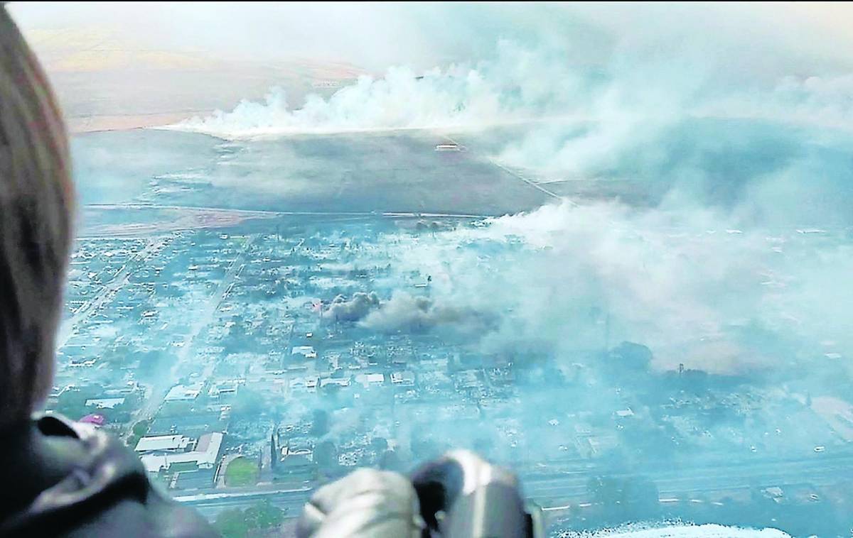 La Guardia Costera y el Ejército de EE UU se unen a los Bomberos para luchar contra el fuego.