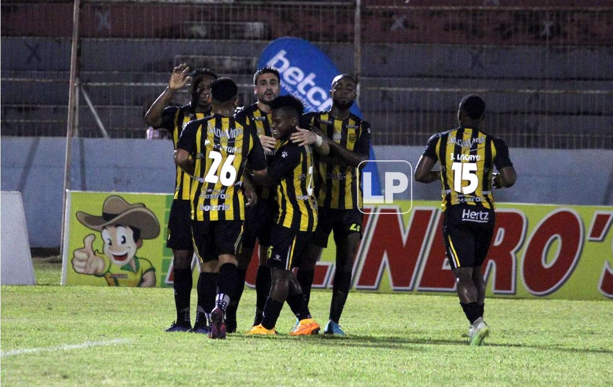 Ramiro Rocca es felicitado por sus compañeros tras el cuarto tanto del Real España.