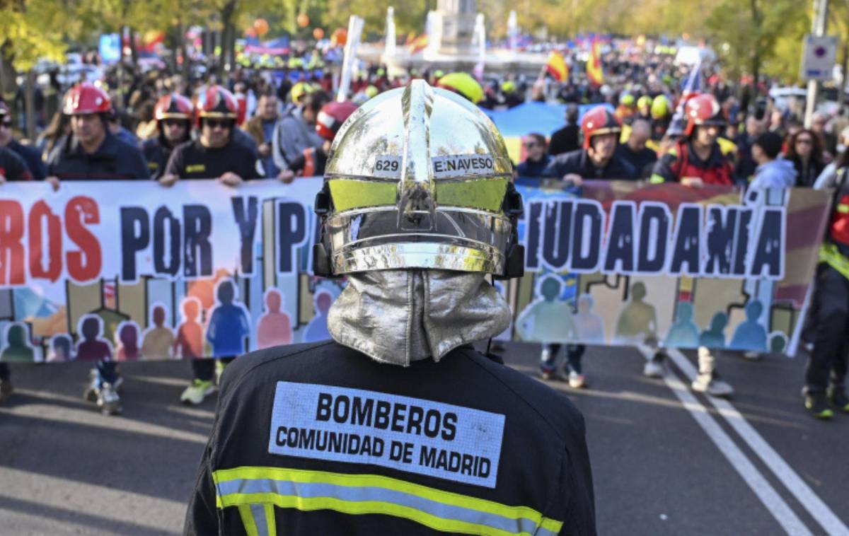 Miles de bomberos marchan por una ley de coordinación ante catástrofes como la dana