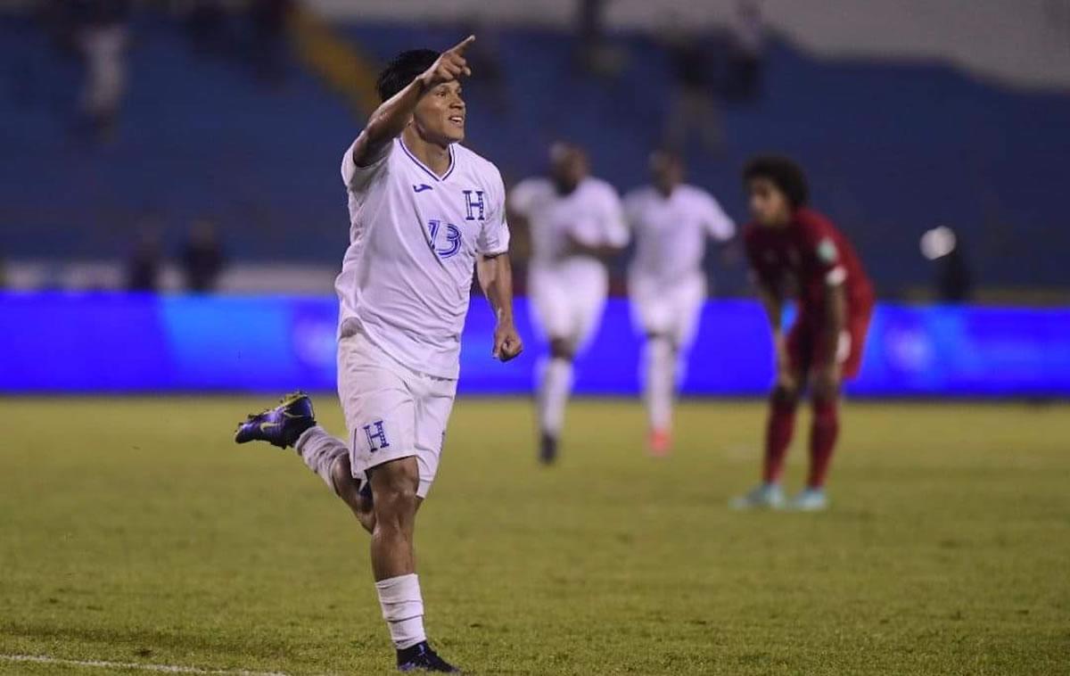 Bryan Moya celebrando su gol frente a los panameños.