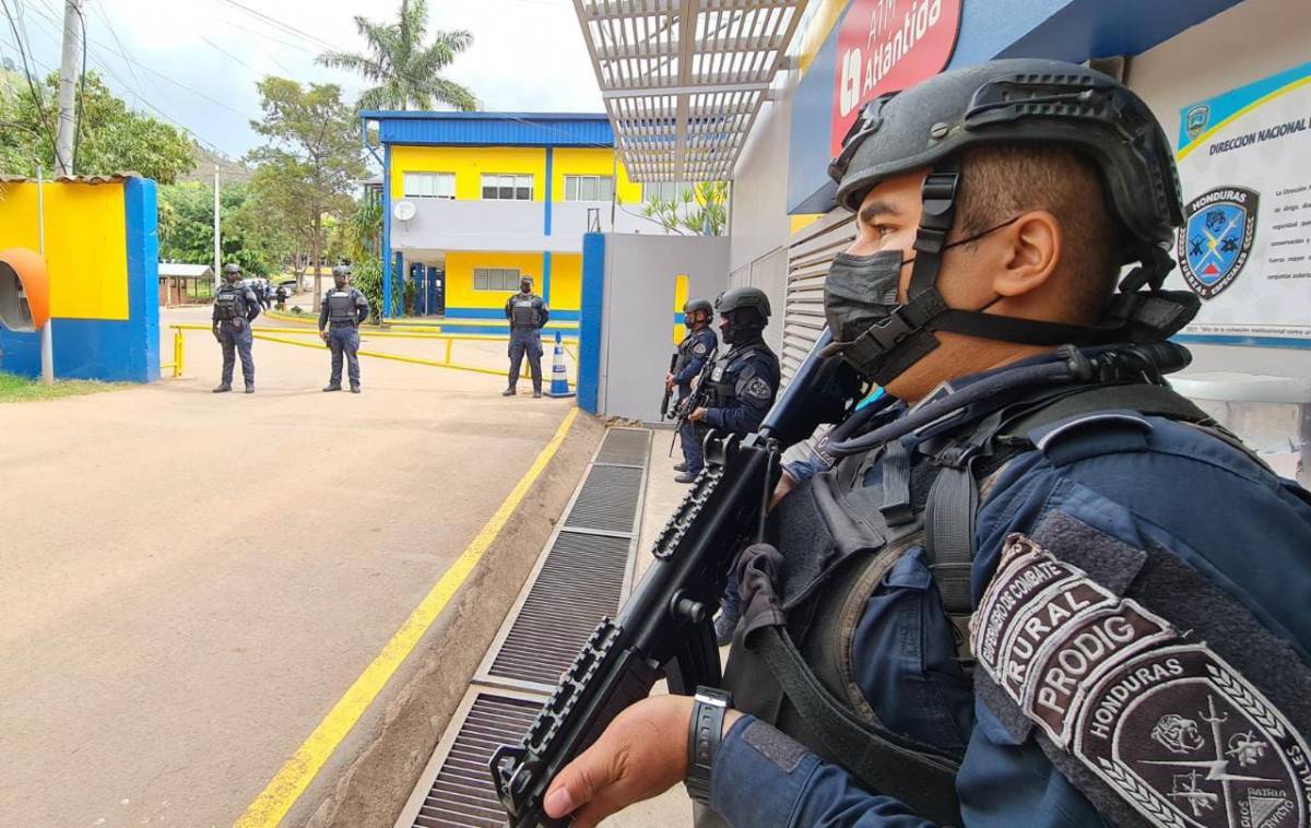 Refuerzan seguridad donde guarda prisión Juan Orlando Hernández