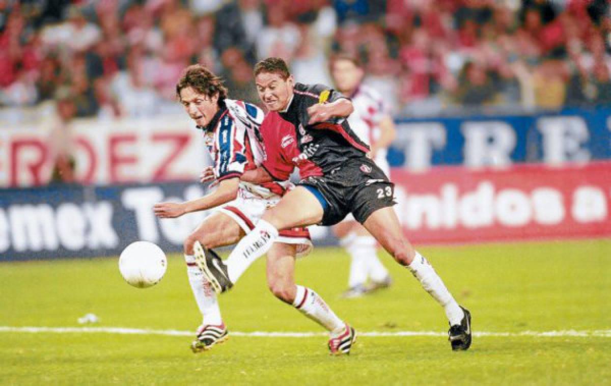 Wilmer Velásquez jugó en 2001 en los rojinegros del Atlas. Su aventura duró seis meses.