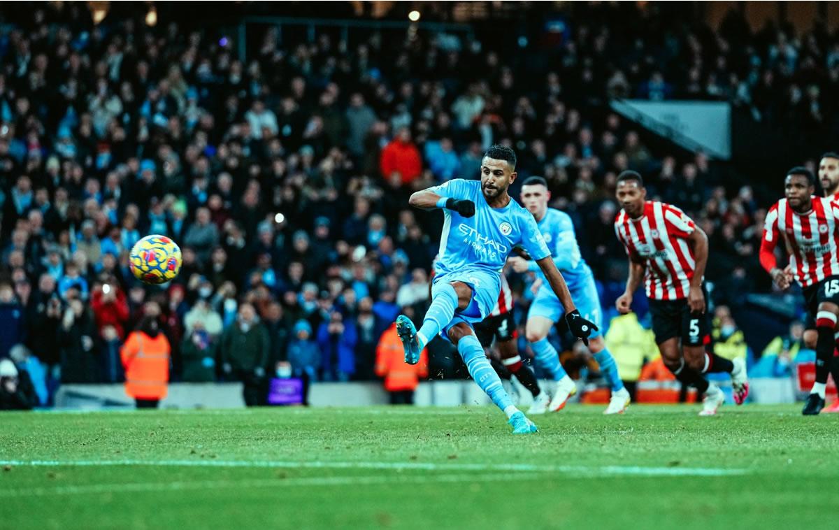 Riyad Mahrez lanzando su penal para abrir el marcador en el partido.