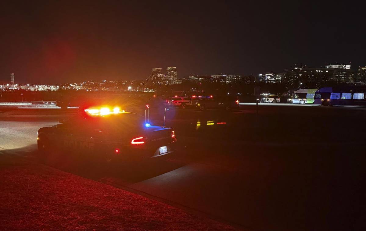 Integrantes del departamento de Policía de Washington DC trabajan en la zona de un accidente aéreo este miércoles, en Washington.