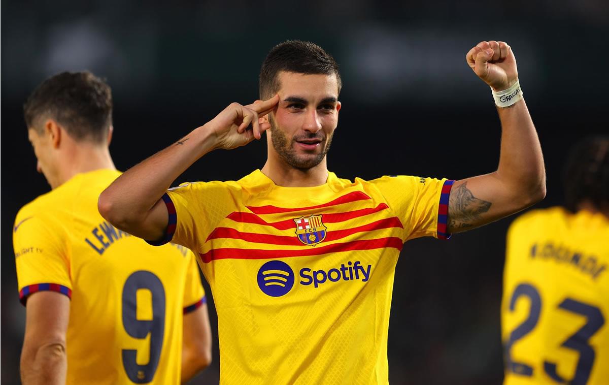 Ferran Torres se despachó con tres goles para el triunfo del Barcelona contra el Betis en un partido en el que Robert Lewandowski se fue en blanco.