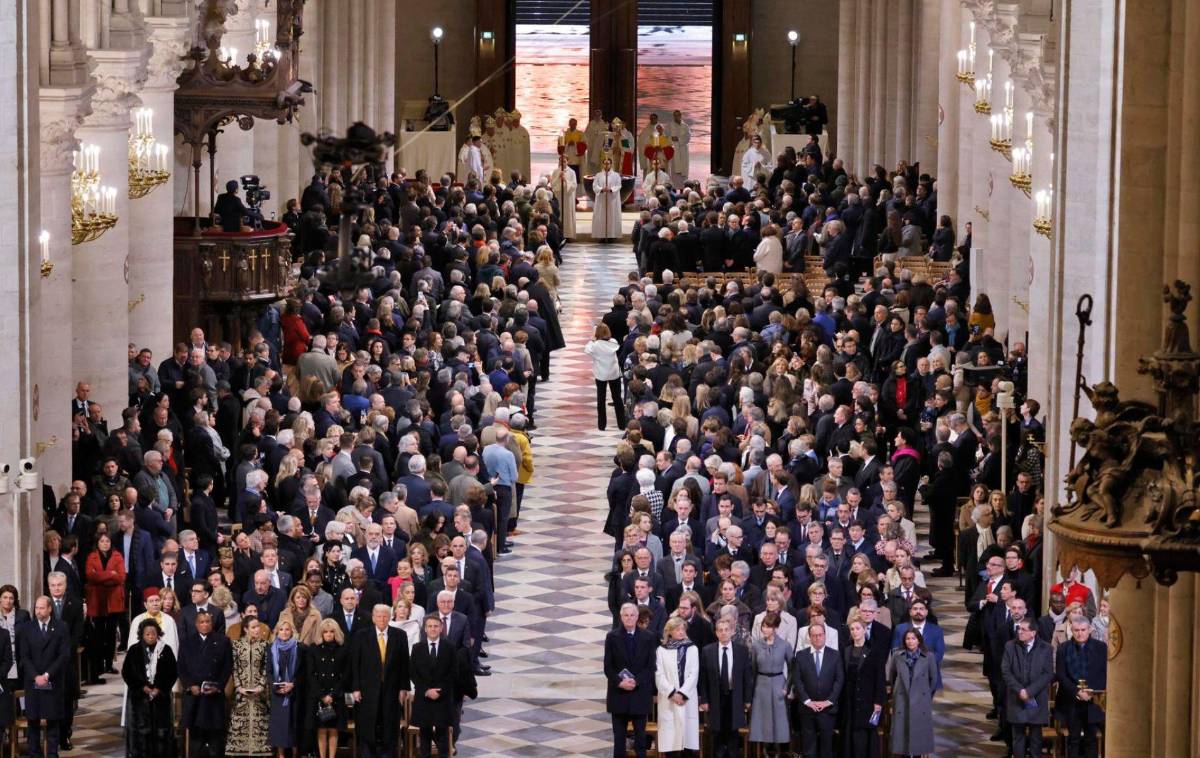 Imagen del interior de la catedral de Notre dame de París durante el acto de reapertura.