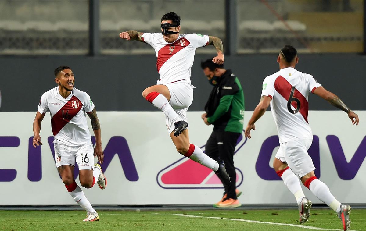 El festejo de Gianluca Lapadula tras hacer el 1-0 contra los bolivianos.