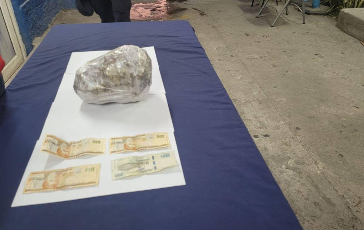 Supuesta marihuana encontrada a Luis Rodolfo Ponce tras ser sorprendido circulando con normalidad en un centro comercial.