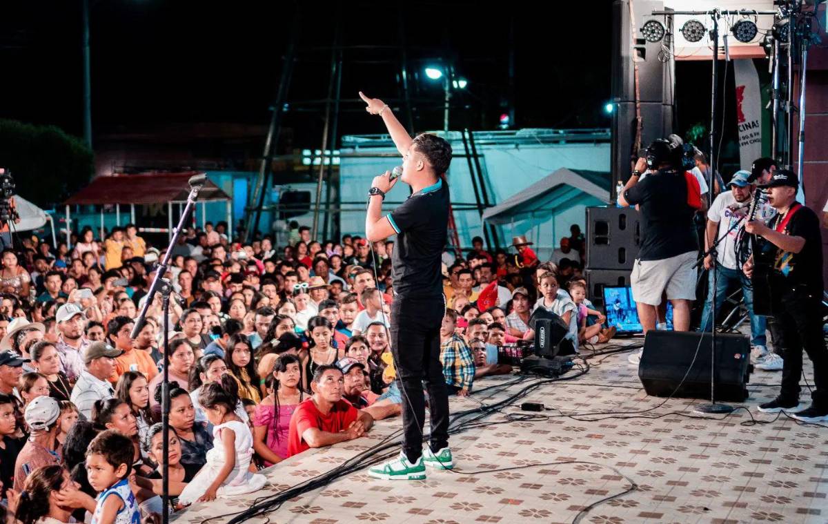 El futuro de Los Tres de la H se perfila brillante y prometedor. Su talento indiscutible, su arduo trabajo y su compromiso con la música les han permitido labrar su camino hacia el éxito. Este trío musical está destinado a seguir cosechando éxitos y a cautivar a cada vez más personas con su increíble arte. En Instagram los encuentra como @lostresdelahmusic y en Facebook y Tik Tok como Los Tres de la H. En la imagen durante su reciente presentación en San Lorenzo, Valle.