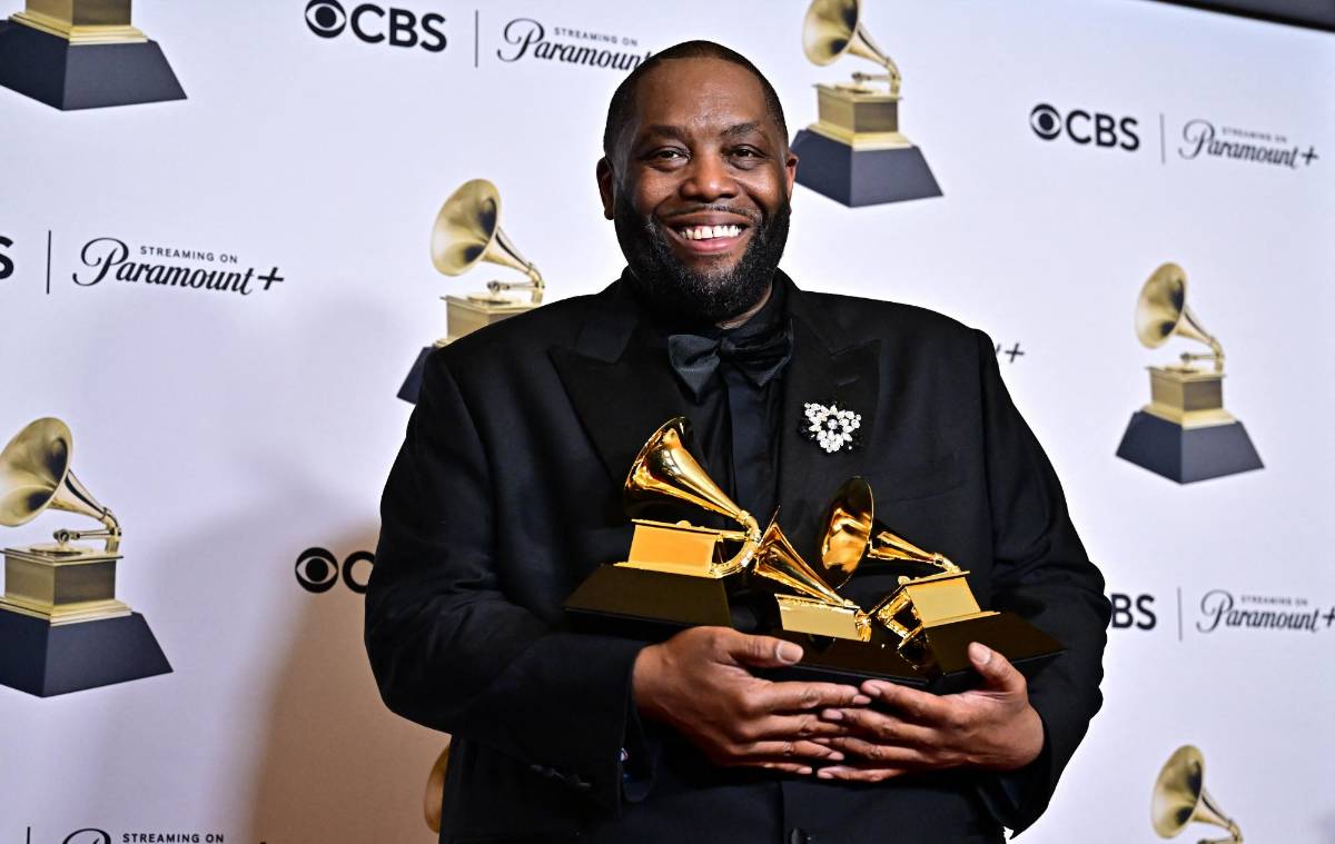 El rapero Killer Mike posó feliz en la sala de prensa con sus tres Grammys obtenidos antes de ser arrestado por la policía.