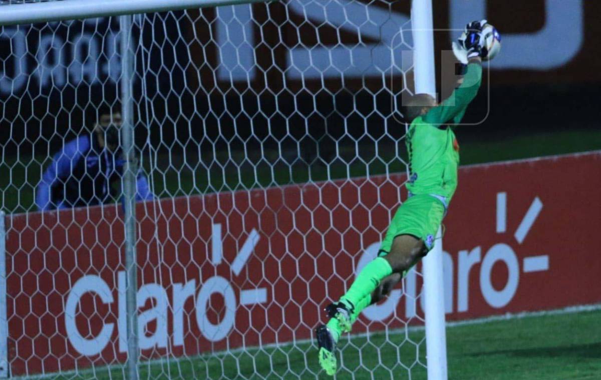 Momento de la espectacular lanzada de Edrick Menjívar tras el tiro libre de Diego Auzqui.