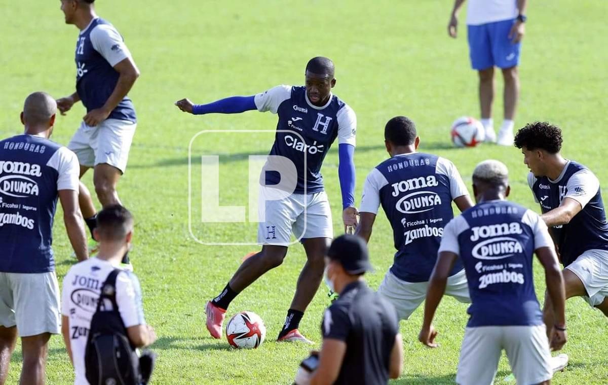 Boniek García conduciendo el balón ante la mirada de sus compañeros.