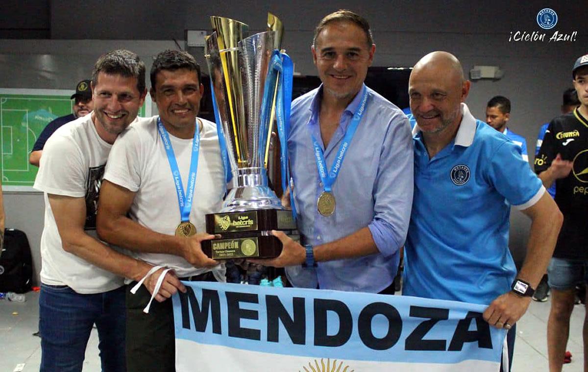 ‘La Tota‘ Medina conquistó la Copa 18 para el Ciclón Azul.
