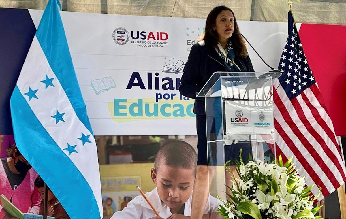 Estados Unidos formaliza alianza por la educación en Honduras