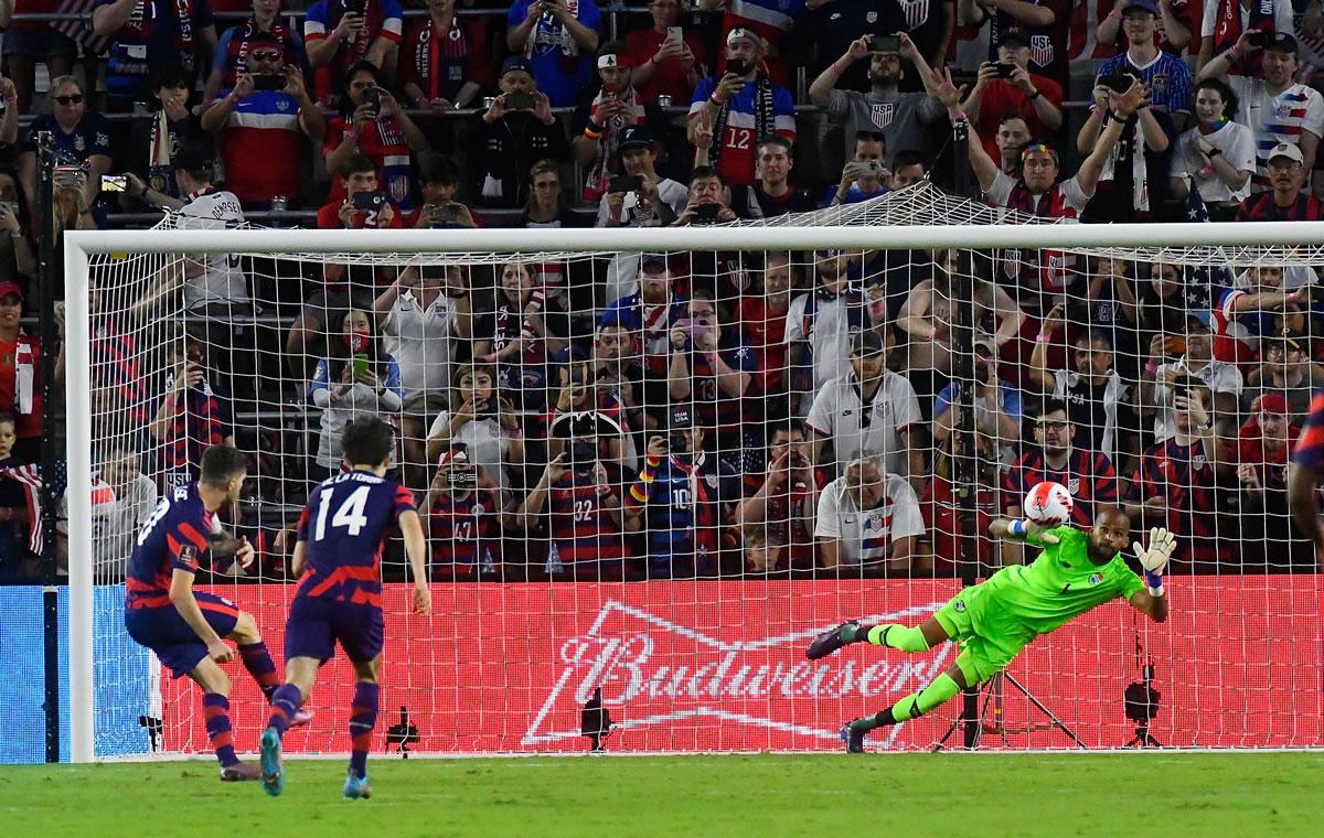 Christian Pulisic al momento de marcar su primer penal ante Luis Mejía.