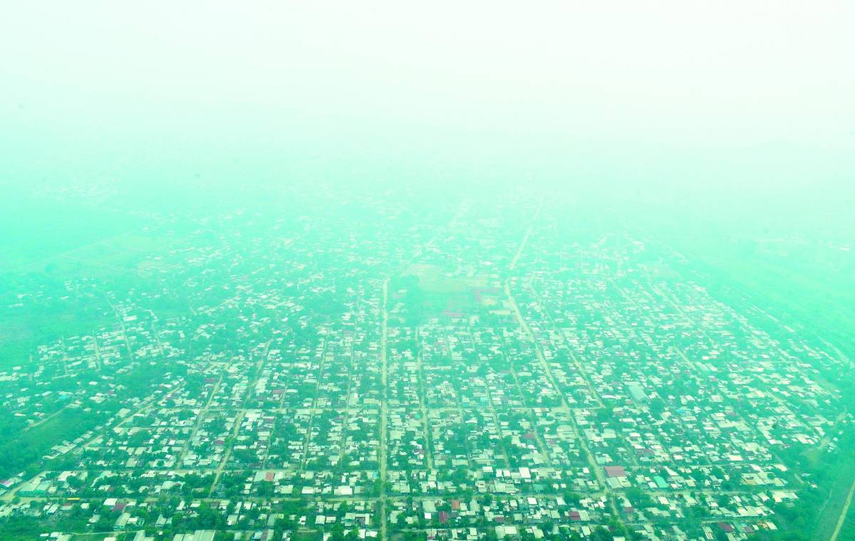 El humo persistirá sobre la ciudad tal como lo confirmó LA PRENSA en el recorrido aéreo realizado ayer en la zona afectada.