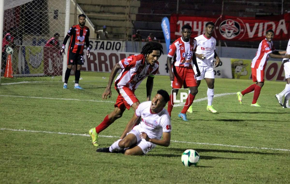 Henry Figueroa le comete una falta a José Mario Pinto.