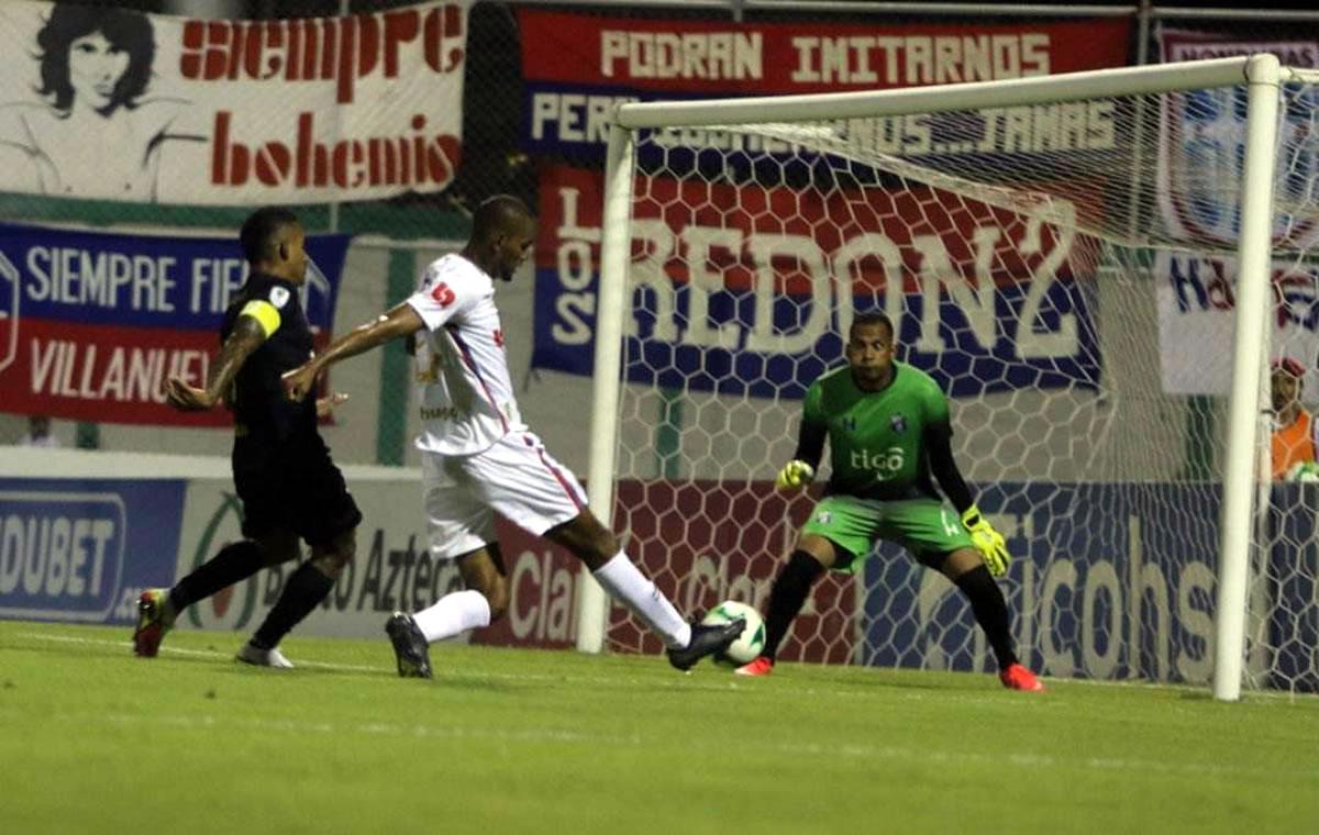 El disparo de Jerry Bengtson que salvó Rafa Zúniga.