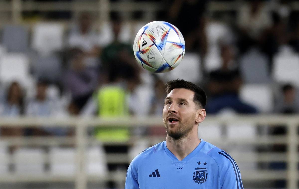 ¿Qué olvidó? Messi realizó su primer entrenamiento con Argentina y desató una locura