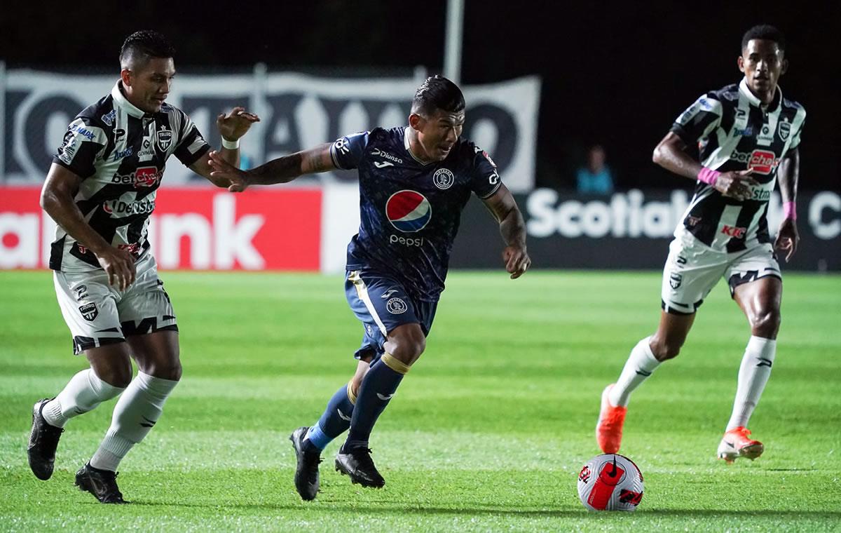 Iván López, manejando el balón ante la marca de Jorge Gutiérrez del Tauro FC.