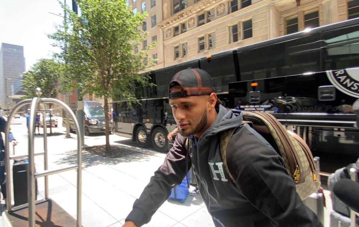 El mediocampista Alexander López al momento de la llegada de la selección de Honduras a Houston.