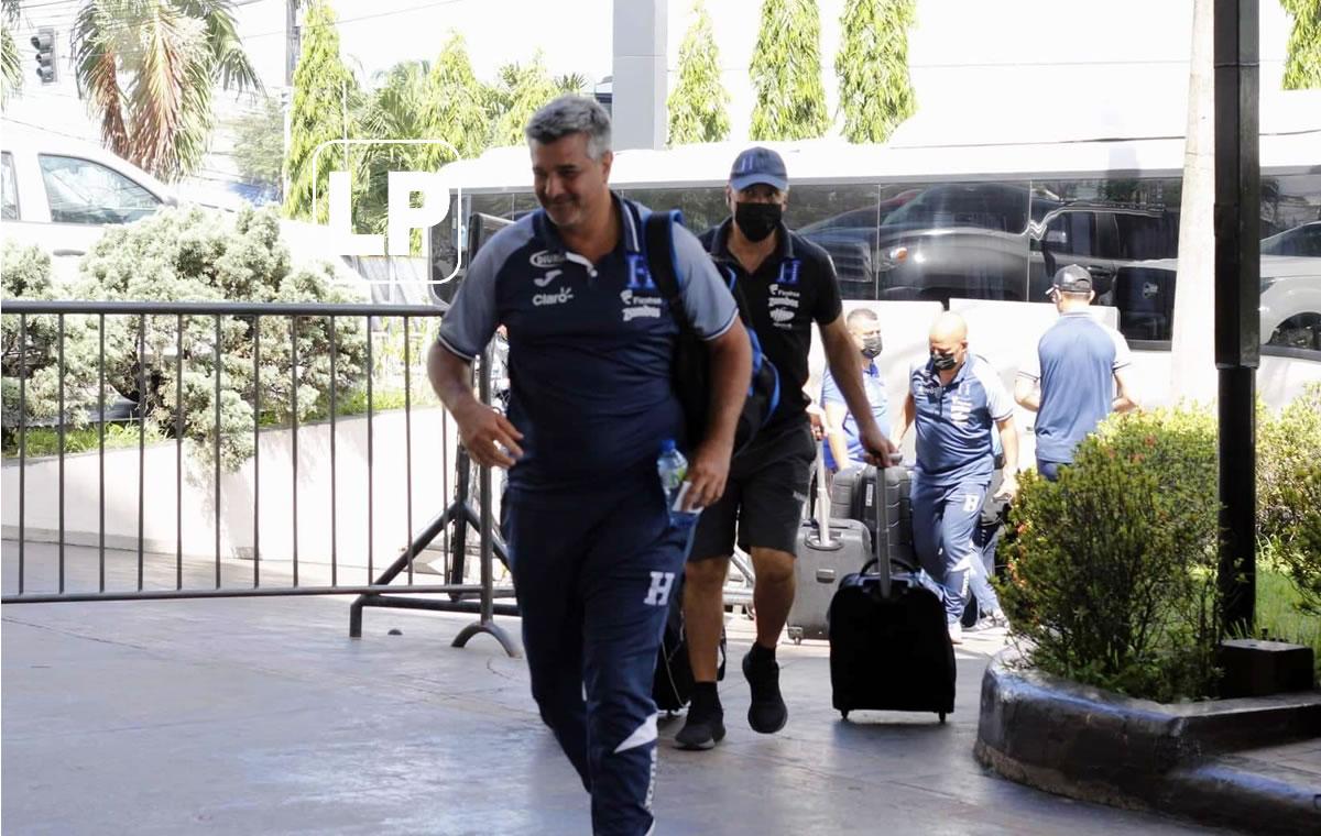 Diego Vázquez llegó de buen ánimo pese al largo camino para volver al país.