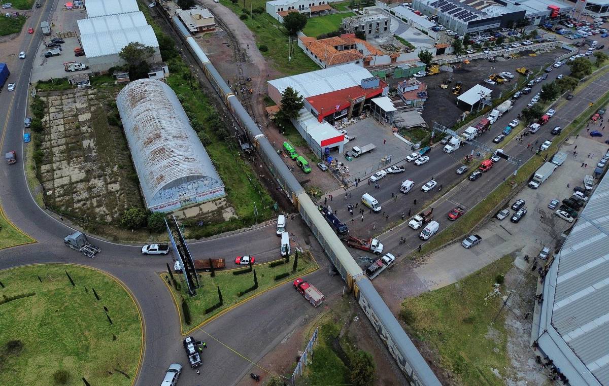 Fotos inéditas del accidente entre tren y bus que dejó al menos ocho muertos en México