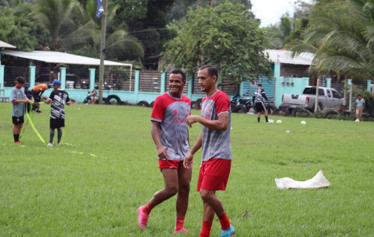 Rony Martínez junto a Diego Reyes en una de las prácticas de la Real Sociedad.