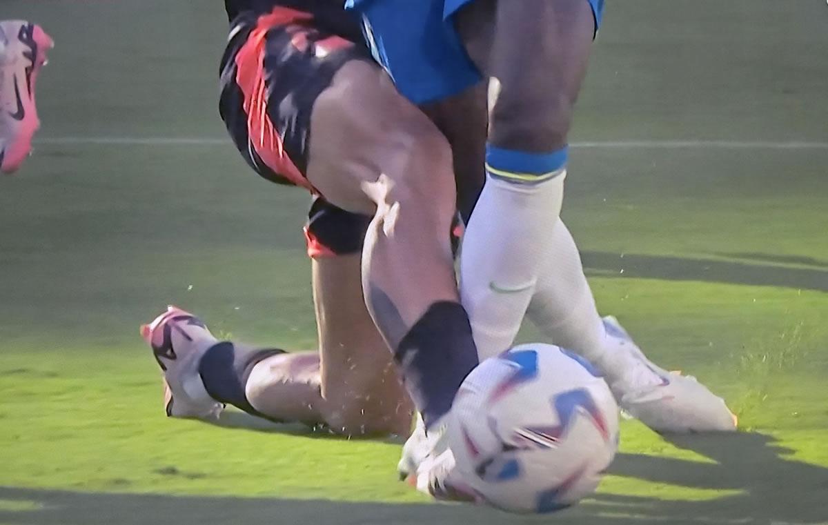 El defensa colombiano le cruzó la pierna al brasileño y hubo contaco, no tocó el balón.