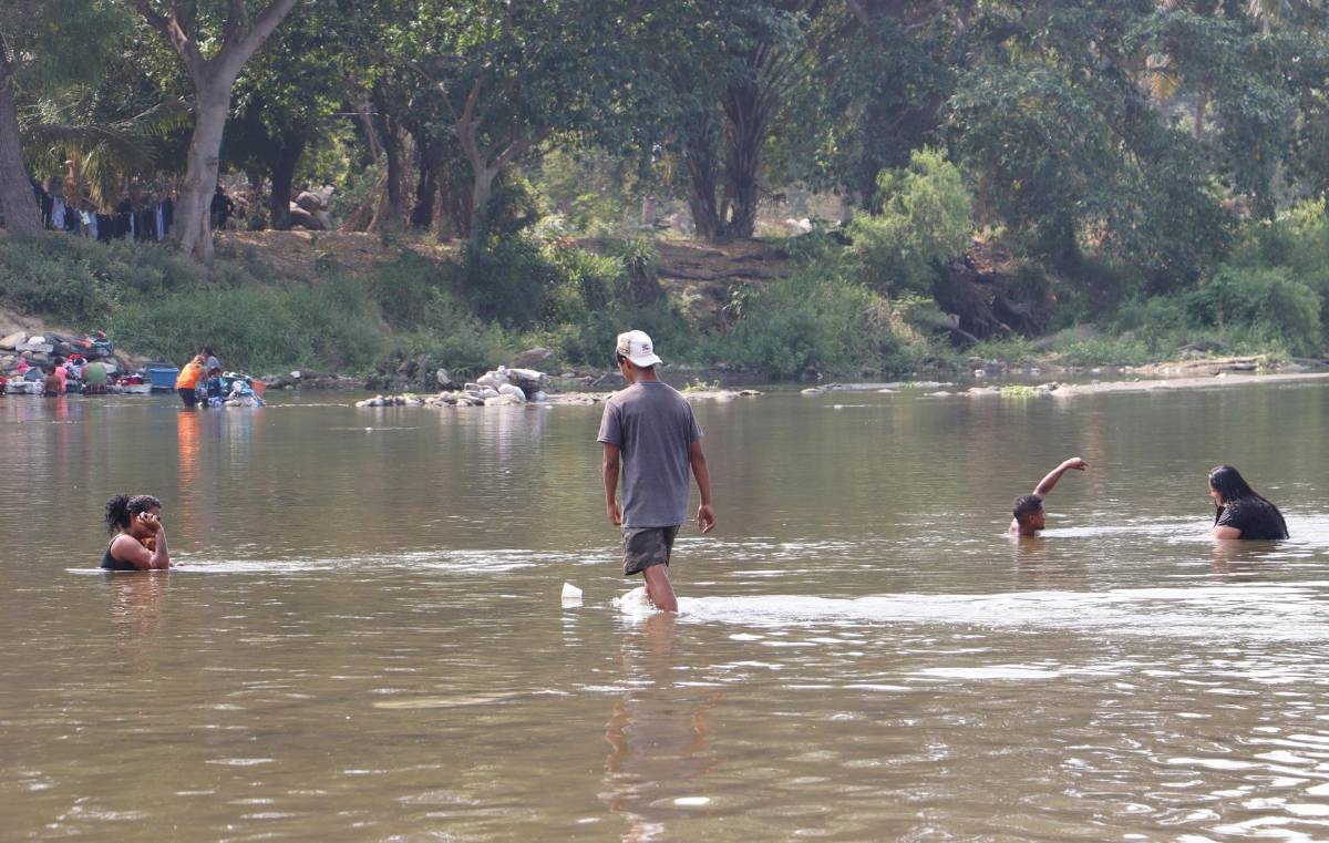 Migrantes aprovechan la sequía del río Suchiate para cruzar de Centroamérica a México