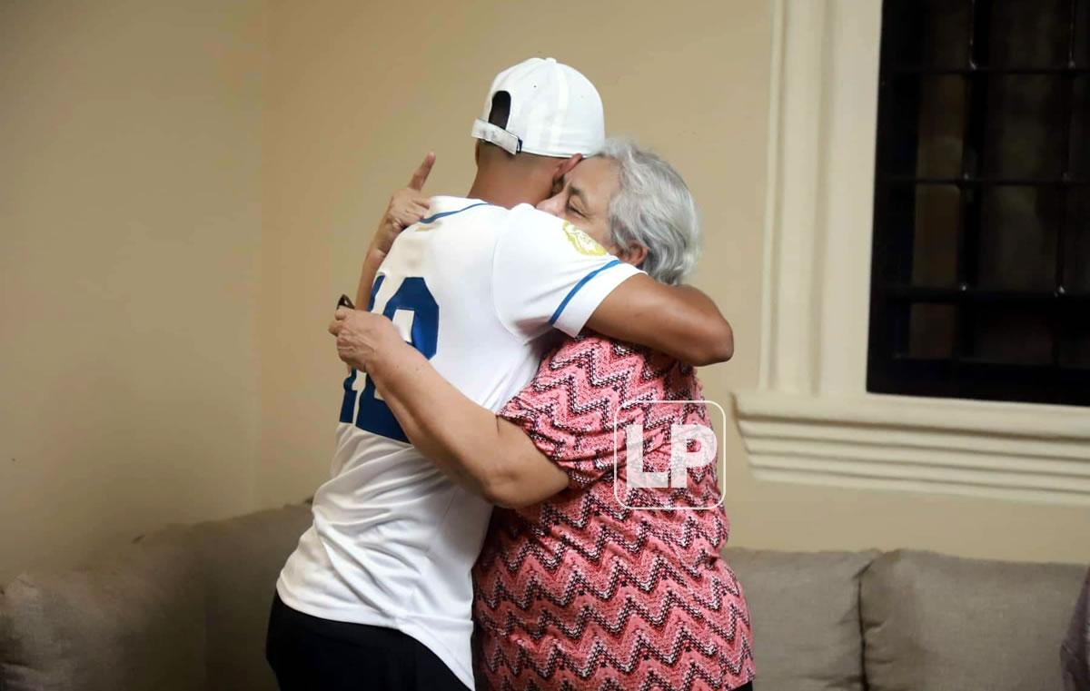 Edwin Rodríguez y un emotivo abrazo de su abuela.