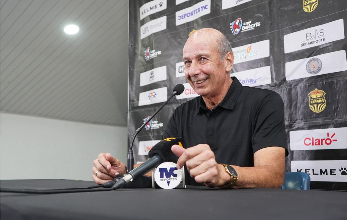 Miguel Falero se mostró feliz en la rueda de prensa tras el triunfo ante Olimpia.