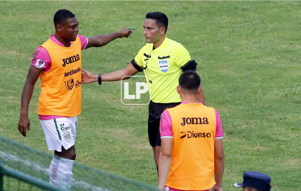 Los jugadores de Marathón le reclamaron a Said Martínez por no pitar el penal.