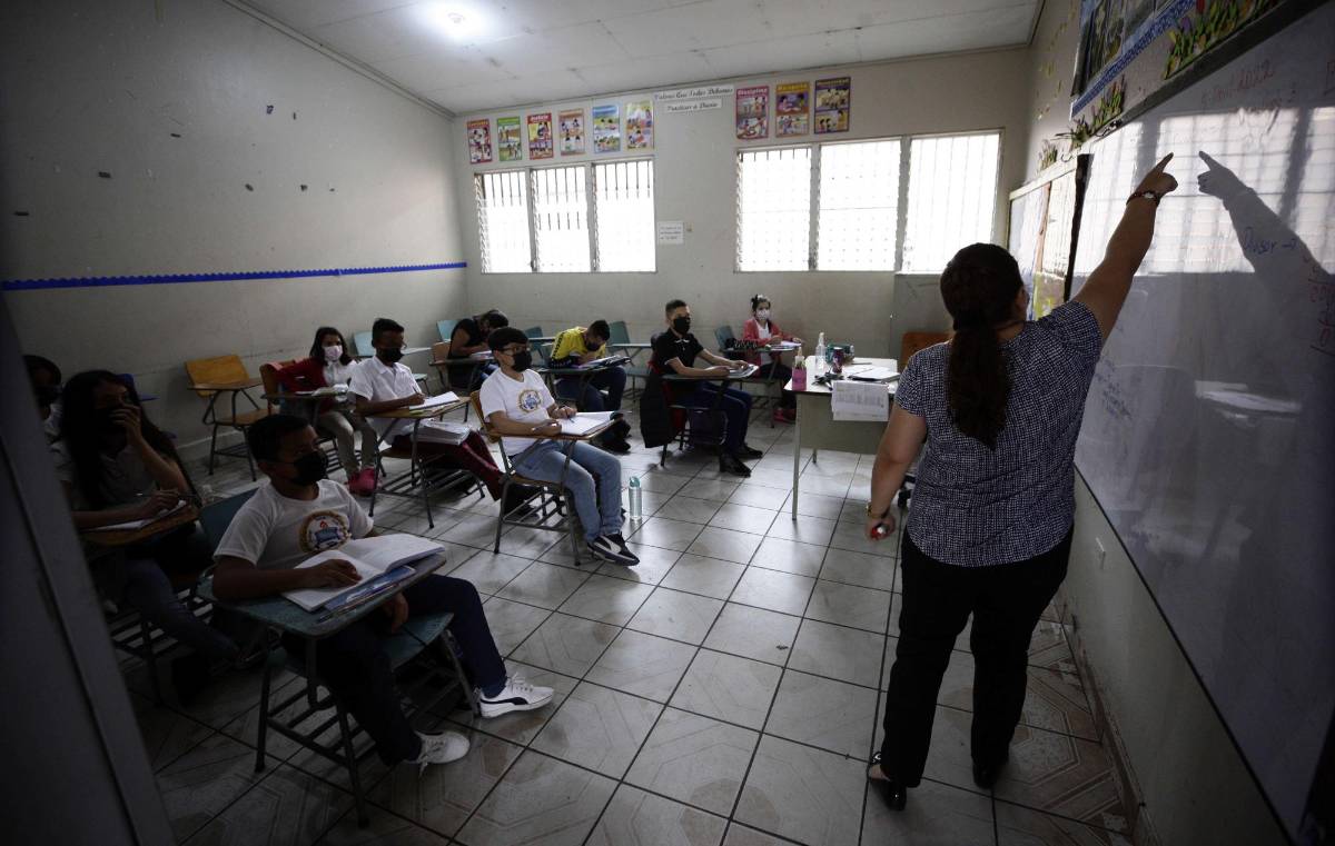 Educación dice que no prohibirá manifestaciones religiosas en centros educativos