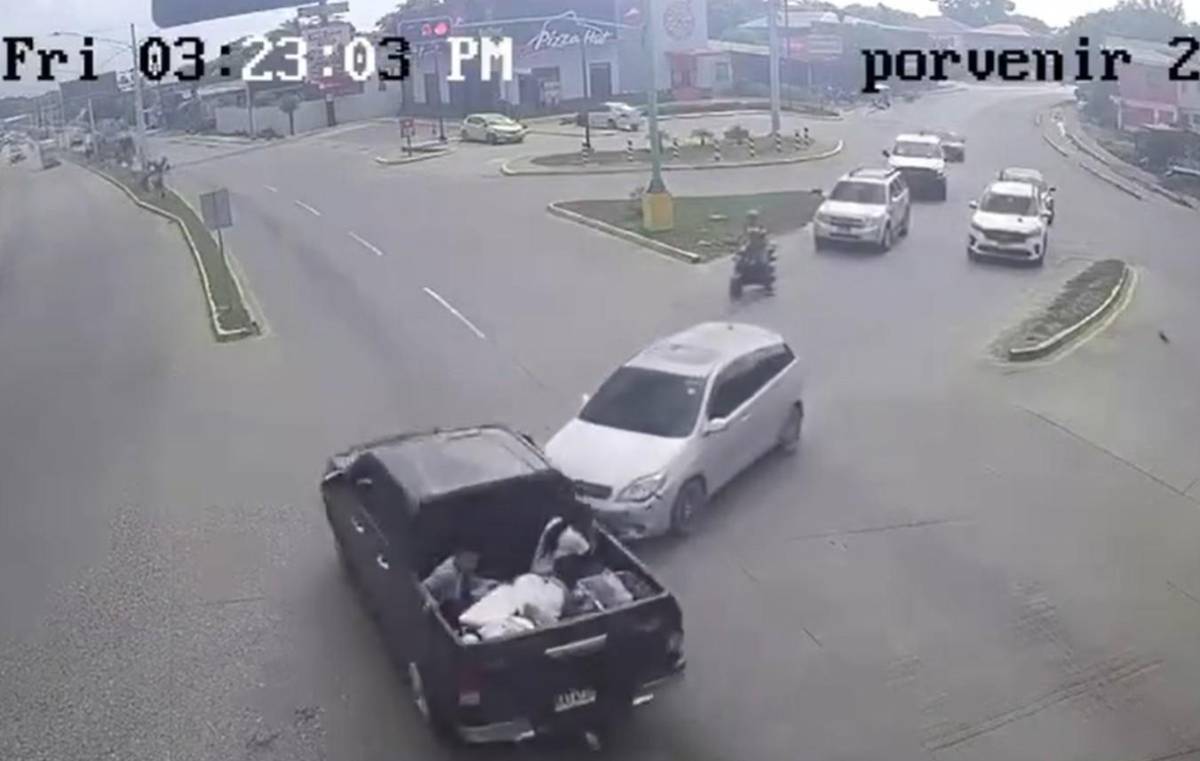 Por homicidio imprudente acusan a conductor de pick up que se pasó semáforo en rojo y murió bebé