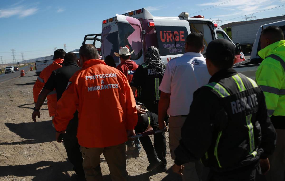 Rescatistas trabajan en la zona donde fueron encontrados cuatro migrantes en las dunas de Samalayuca.