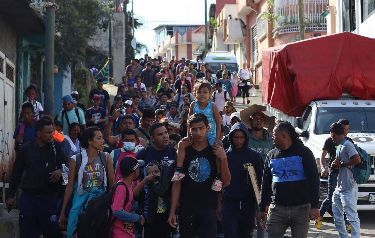 Caravanas de migrantes salen cada 24 horas del sur de México buscando permisos temporales