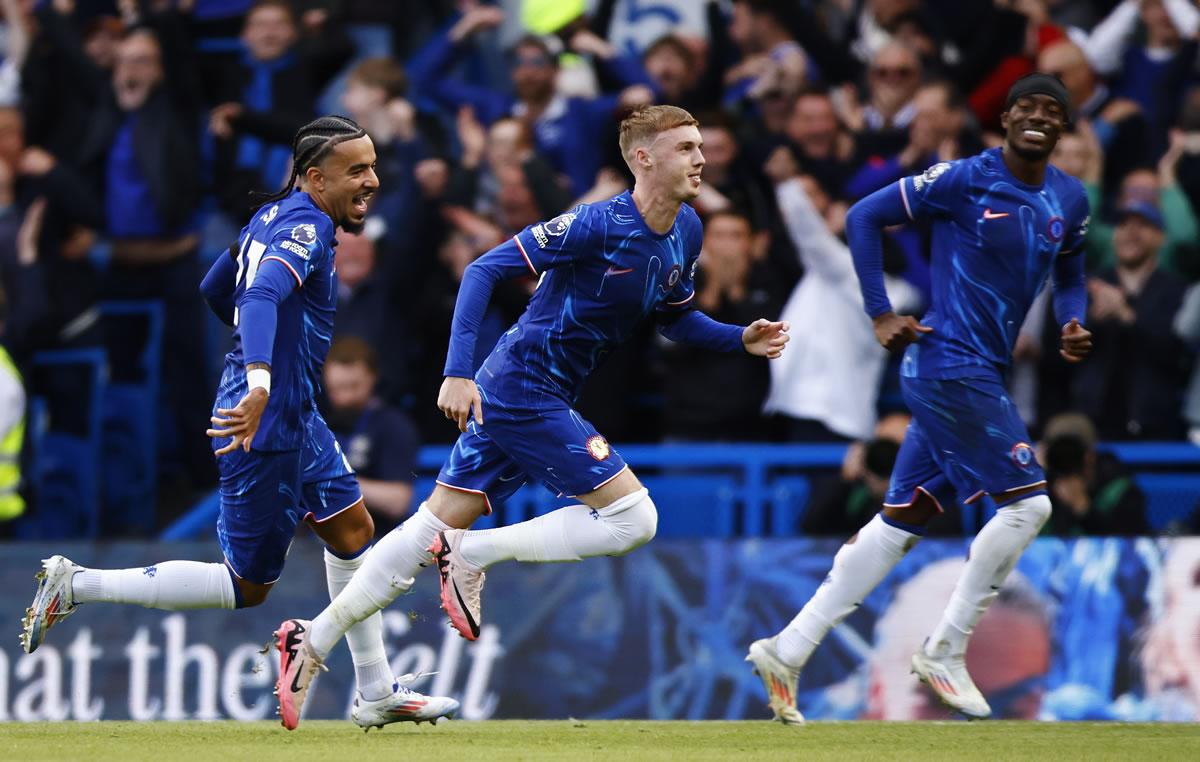 Cole Palmer celebra uno de sus cuatro goles durante el partido de la Premier League contra el Brighton &amp; Hove Albion.