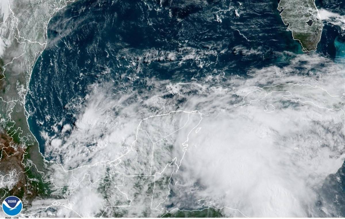 Fotografía satelital cedida por la Administración Nacional de Océanos y Atmósfera (NOAA) de Estados Unidos a través del Centro Nacional de Huracanes (NHC) donde se aprecia la situación del clima este miércoles en el Golfo de México. EFE/ NOAA-NHC