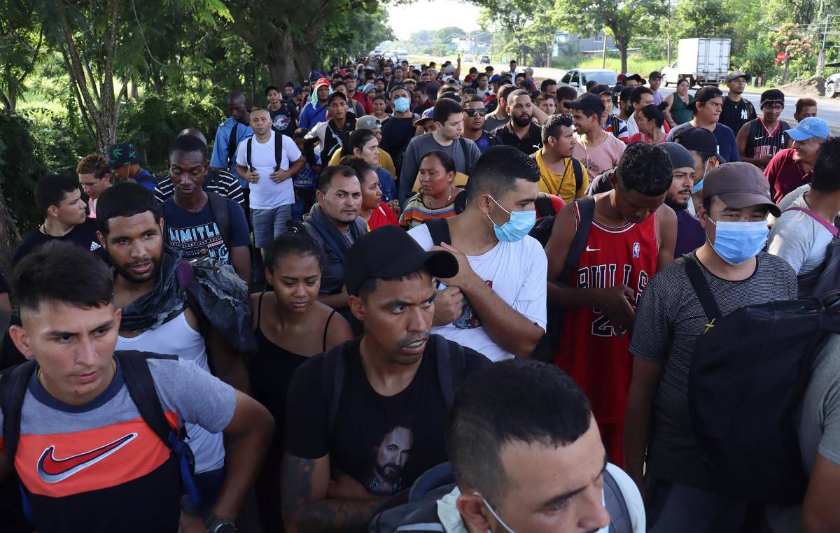 Caravana migrante avanza hacia EEUU tras fallido diálogo con autoridades migratorias