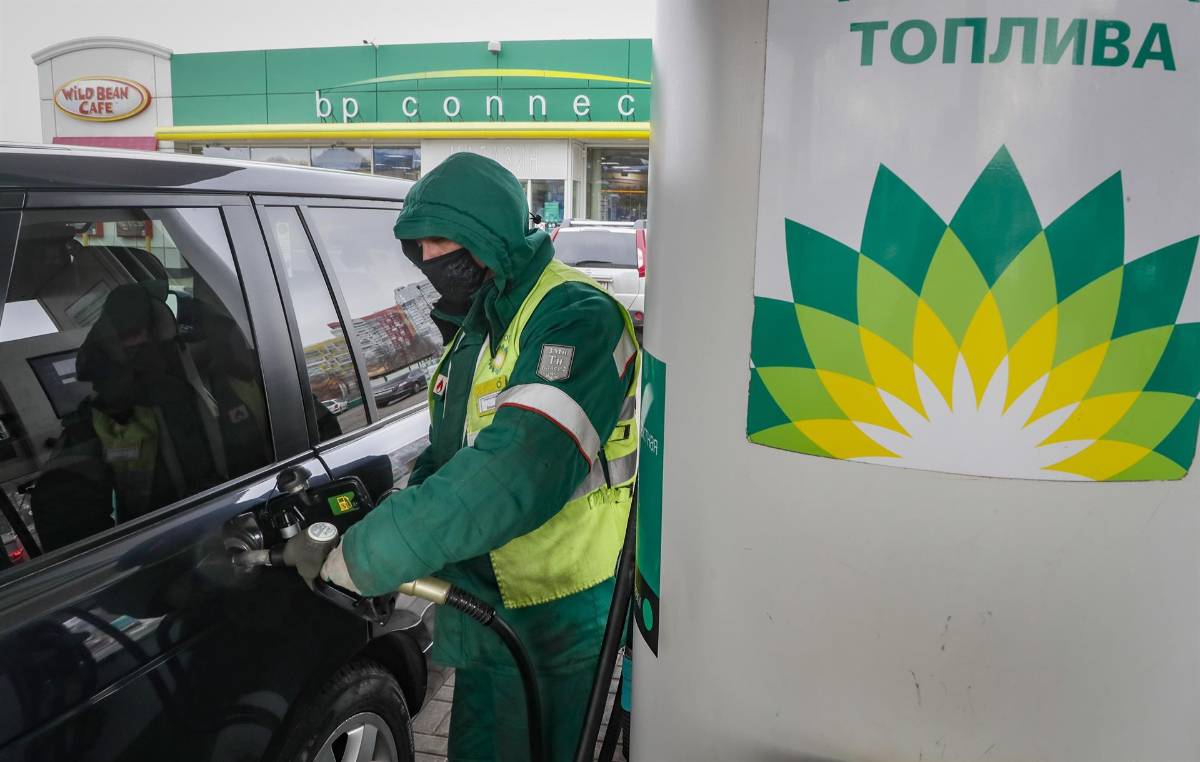 EEUU y el Reino Unido vetan el petróleo ruso y hacen disparar los precios de la gasolina